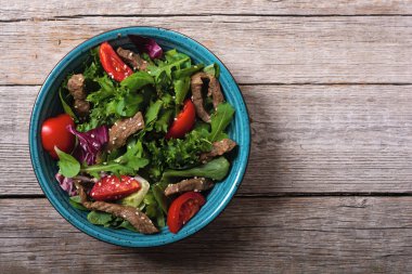 Sağlıklı salata ve vişneli domates.