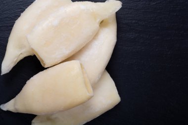 Taze deniz ürünleri arka planı. Limonlu mürekkep balığı tüpleri. 