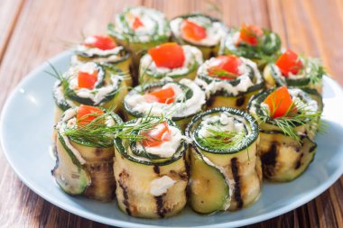 Krem peynirli, domatesli ve dereotlu kabaklı börek. Sağlıklı vejetaryen yemek geçmişi