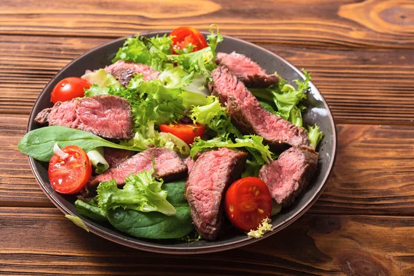Salada Com Carne Grelhada Assada Média Fundo Madeira — Fotografia de Stock