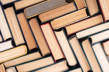 Kütüphanede eski kitap koleksiyonu. Eğitim geçmişi