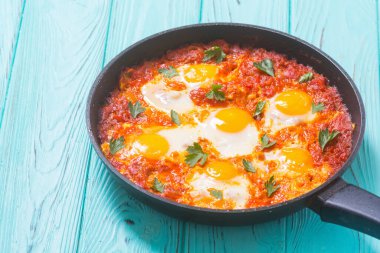 Geleneksel İsrail yemekleri Shakshuka. Domates soslu kızarmış yumurta.