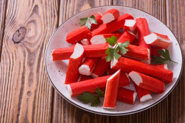 Balık proteininden (surimi) yengeç çubukları