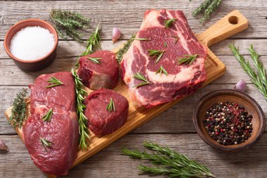 Baharatlı ve tuzlu çiğ biftek. fileminyon, pirzola ve striploin.