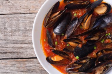 Geleneksel midye domates çorbası bouillabaisse. Deniz ürünleri arka planı .