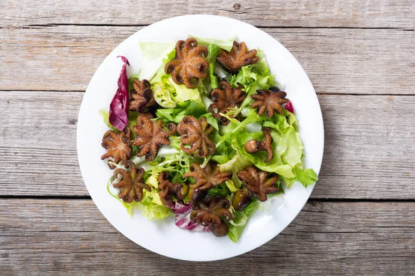 Salade Met Baby Octopus Gebakken Achtergrond Zeevruchten — Stockfoto