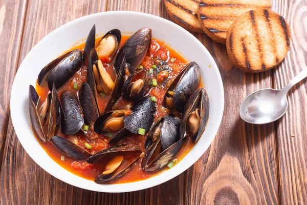 Geleneksel midye domates çorbası bouillabaisse. Deniz ürünleri arka planı .