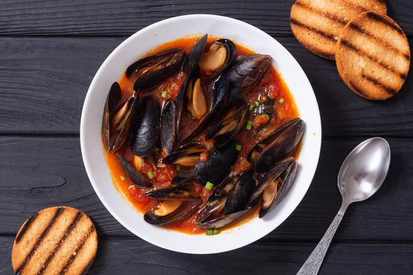 Geleneksel midye domates çorbası bouillabaisse. Deniz ürünleri arka planı .
