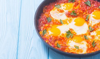 Geleneksel İsrail yemekleri Shakshuka. Domates soslu kızarmış yumurta.