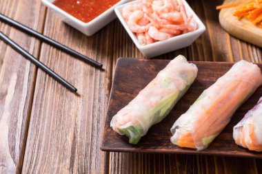 Vietnam börekleri sebzeli, pirinç erişteli ve karidesli.