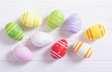 Ahşap zemin üzerinde renkli paskalya yumurtaları koleksiyonu