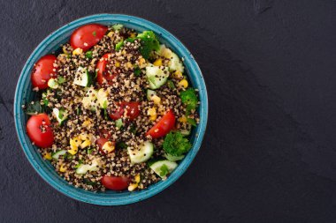 Kinoa brokoli, salatalık, domates ve mısırlı taze sebze salatası.