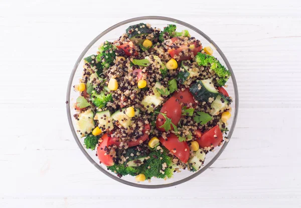 Färsk Grönsakssallad Med Quinoa Broccoli Gurka Tomater Och Majs — Stockfoto