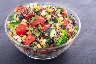 Kinoa brokoli, salatalık, domates ve mısırlı taze sebze salatası.