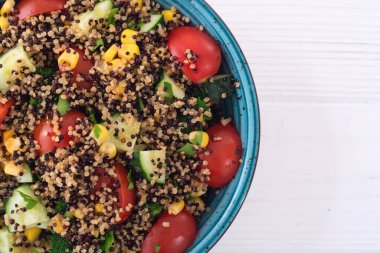Kinoa brokoli, salatalık, domates ve mısırlı taze sebze salatası.