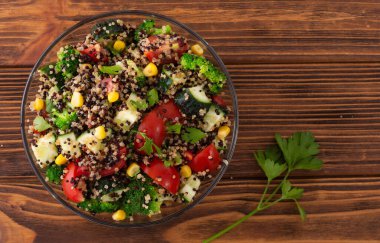 Kinoa brokoli, salatalık, domates ve mısırlı taze sebze salatası.