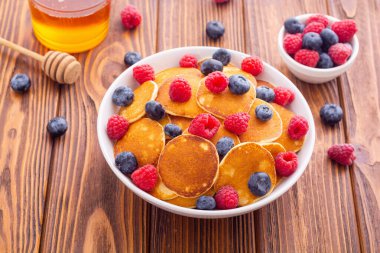 Böğürtlenli mini gözleme. Nefis bir kahvaltı. Gıda arkaplanı