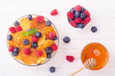 Böğürtlenli mini gözleme. Nefis bir kahvaltı. Gıda arkaplanı