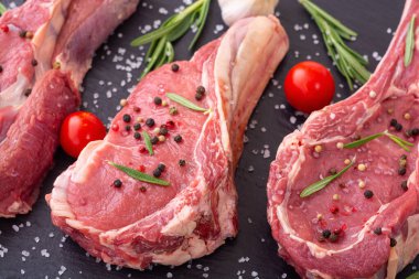 Çiğ taze biftek. Ezberden et. Gıda arkaplanı