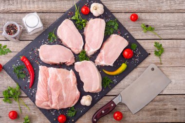 Baharatlı ve otlu çiğ domuz filetosu. Hazırlanmaya hazır.