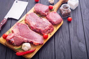 Çiğ biftek çeşitleri. T-bone, pirzola ve fileminyon. Gıda arkaplanı