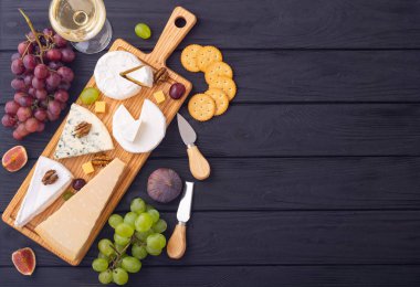 Meyveli ve abur cuburlu peynir tahtası. Şarküteri yemek geçmişi