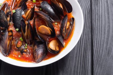 Geleneksel midye domates çorbası bouillabaisse. Deniz ürünleri arka planı .