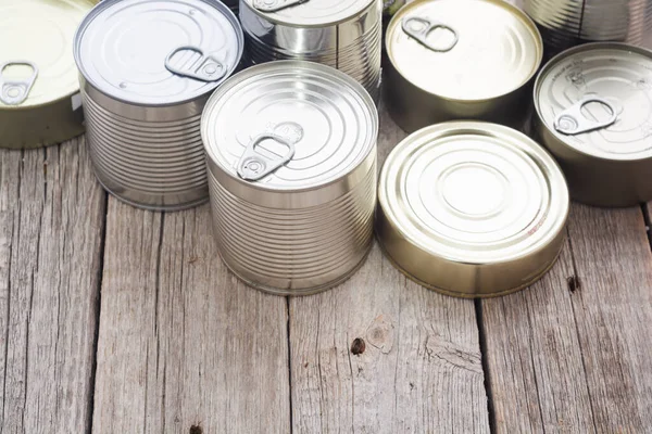 木制底座罐装罐头食品的锡制银罐 — 图库照片