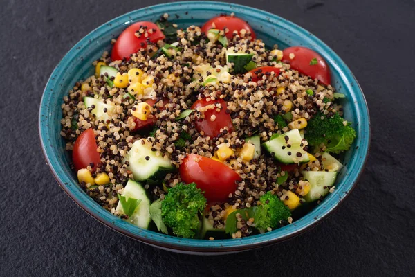 Frischer Gemüsesalat Mit Quinoa Brokkoli Gurken Tomaten Und Mais — Stockfoto