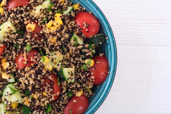 Färsk Grönsakssallad Med Quinoa Broccoli Gurka Tomater Och Majs — Stockfoto