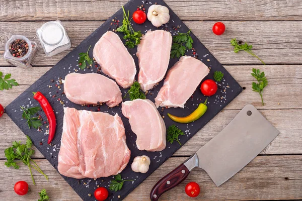 Baharatlı ve otlu çiğ domuz filetosu. Hazırlanmaya hazır.