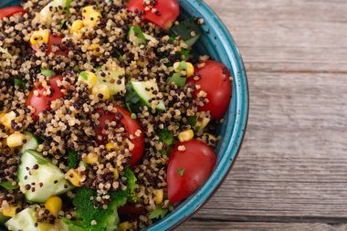 Kinoa brokoli, salatalık, domates ve mısırlı taze sebze salatası.