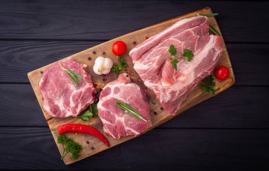 Baharatlı ve otlu çiğ domuz boynu. Hazırlanmaya hazır.