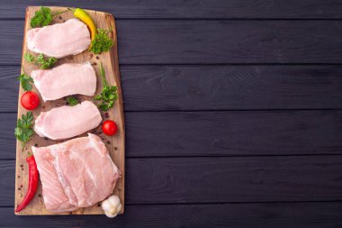 Baharatlı ve otlu çiğ domuz filetosu. Hazırlanmaya hazır.