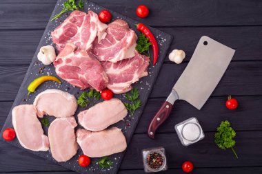 Çiğ domuz boyunlu, baharatlı ve otlu fileto. Hazırlanmaya hazır.