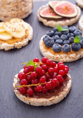 Muzlu yaban mersinli pirinç keki ve incir. .