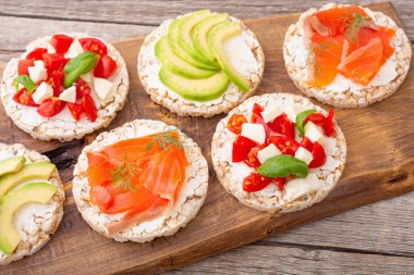 Somon avokado mozzarella ve domatesli pirinç keki. Vegan için sağlıklı beslenme