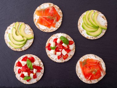 Somon avokado mozzarella ve domatesli pirinç keki. Vegan için sağlıklı beslenme