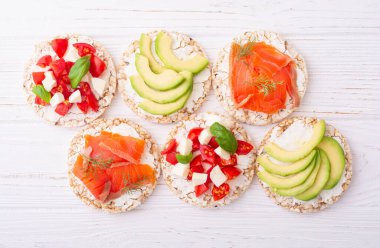 Somon avokado mozzarella ve domatesli pirinç keki. Vegan için sağlıklı beslenme