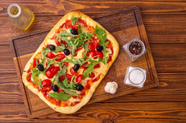 Geleneksel İtalyan pizzası, sebzeli domates, kiraz, zeytin ve roka. Pinsa Romana