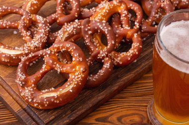 Bretzel - geleneksel Bavyera yemeği, bira festivaline - Ekim Festivali