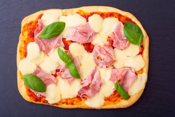 Traditionelle Italienische Pizza Mit Schinkenmozzarella Und Basilikum Pinsa Romana — Stockfoto