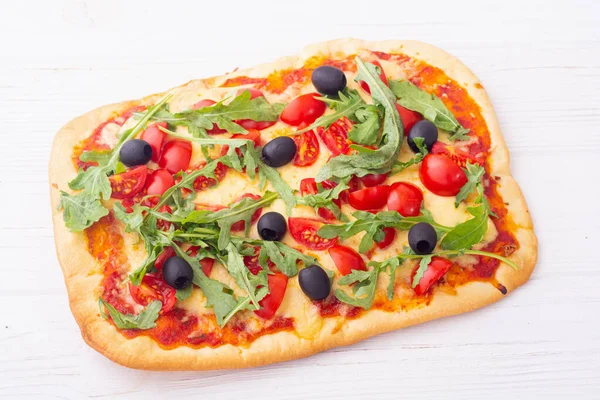 Traditionelle Italienische Pizza Mit Gemüse Tomaten Kirsche Oliven Und Rucola — Stockfoto