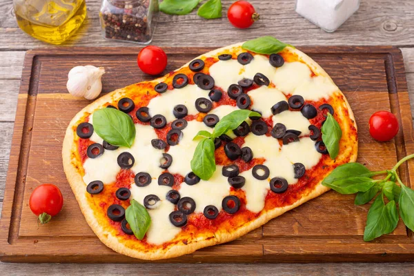 Traditionelle Italienische Pizza Mit Gemüse Oliven Und Basilikum Pinsa Romana — Stockfoto