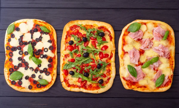 Assortimento Pizza Tradizionale Italiana Con Verdure Olive Pomodori Prosciutto Pinsa — Foto Stock