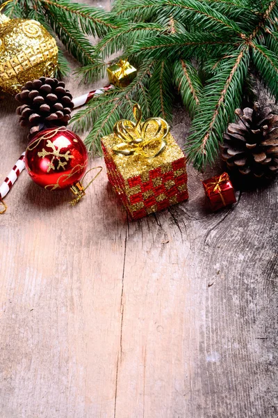 Bolas de Navidad y ramas de abeto — Foto de Stock