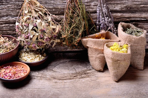 Medicina natural Hierbas sobre fondo de madera  . — Foto de Stock