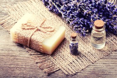 Lavanta sabunu ahşap arka plan üzerinde