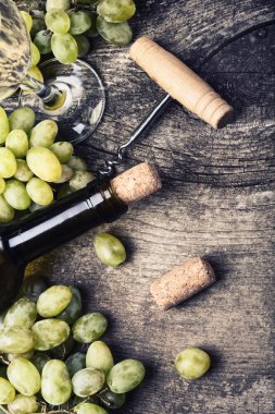 Bir şişe beyaz şarap.