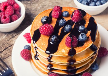 Yaban mersini tatlım ve ahududu ile Pancakes